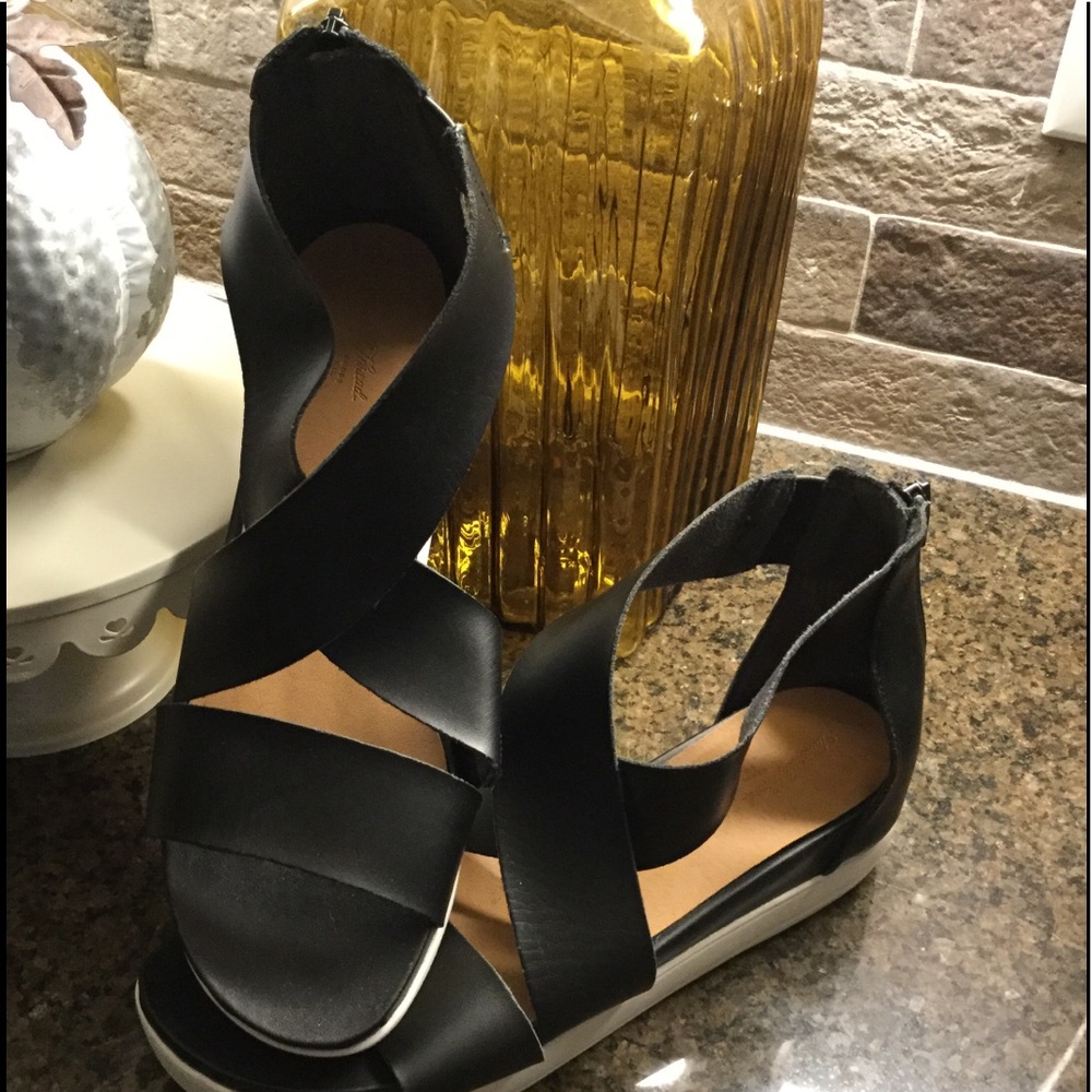 Universal Thread Sandals New!